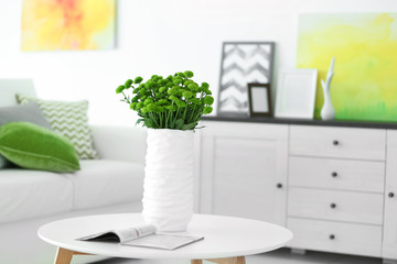 Obraz na płótnie Canvas Beautiful green chrysanthemums in vase on table in room