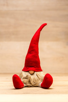 red christmas wretch with wooden background
