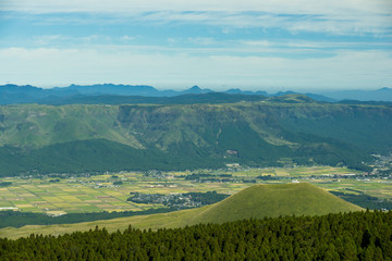 阿蘇米塚と阿蘇谷の風景