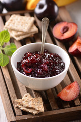 confettura di prugne fatta in casa