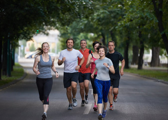 Menschengruppe joggen