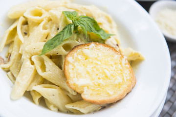 macaroni carbonara with garlic bread
