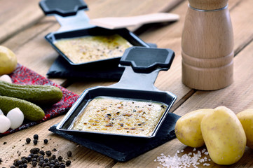 Raclette - K&auml;se / In Pf&auml;nnchen mit Pfeffer, Gurken, Essigzwiebeln und Kartoffeln - Rustikal