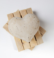 cœur en pierre sur palette en bois
