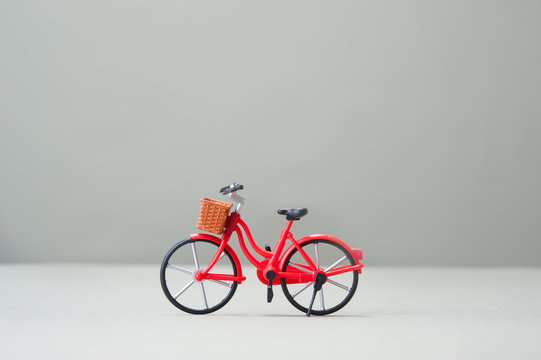 赤い自転車」の画像 - 10,599 件の Stock 写真、ベクターおよびビデオ ...