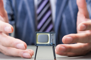 テレビとビジネスマンの手