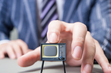 テレビとビジネスマンの手
