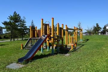 公園の遊具／山形県庄内平野の公園で、ブランコや滑り台などの遊具を撮影した写真です。
