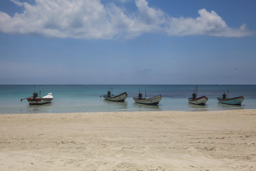 Obraz premium small boats floating around on the sea