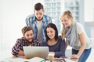 Obraz premium Happy Business people using laptop 