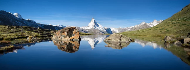 Crédence de cuisine en verre imprimé Cervin Montagnes suisses avec le Cervin et le Stellisee au premier plan