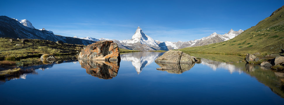 Schweizer Berge mit Matterhorn und Stellisee im Vordergrund