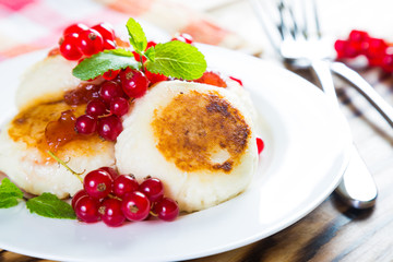 Cottage cheese pancakes with fresh currants, healthy breakfast