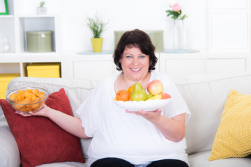 frau entscheidet sich für obst