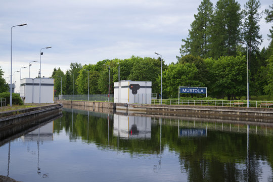 Шлюз "Мустола" на Сайменском канале летним пасмурным утром. Финляндия