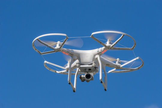 ferngesteuerte Quadrokopter Kamera Drohne im Flug blauer Himmel