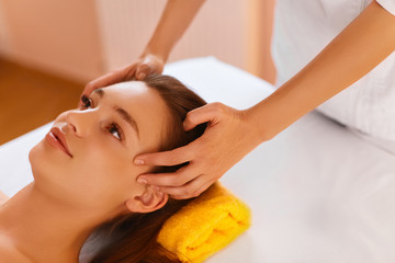 Obraz na płótnie Canvas Face care. Skin spa treatment. Woman in beauty salon.