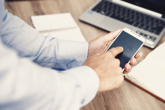 dito di mano di uomo sullo schermo di uno smartphone touchscreen per lavoro 
