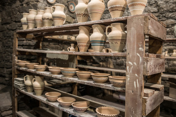 Fototapeta na wymiar shelves with Ukrainian ceramics