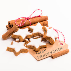Zimtsterne und Zimtstangen mit Tafel