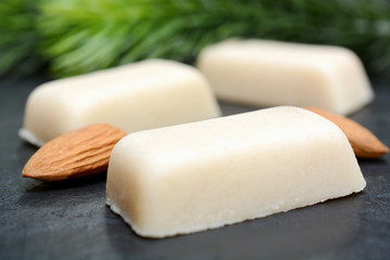 Marzipanbrot aus Marzipan und Marzipanrohmasse zu Weihnachten