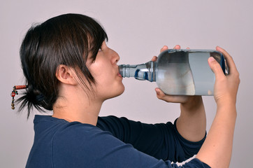 Wasser aus der Flasche trinken
