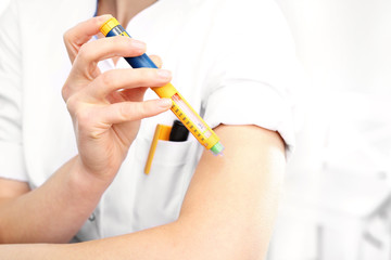 Jak zrobić zastrzyk z insuliny? Pielęgniarka pokazuje jak zrobić wkłucie - obrazy, fototapety, plakaty