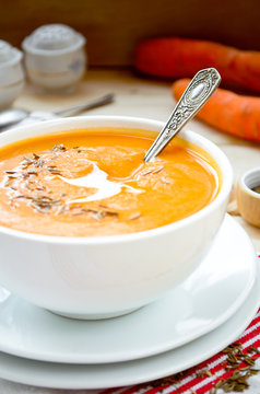 Vegetarian carrot-pumpkin cream soup with garlic and cumin