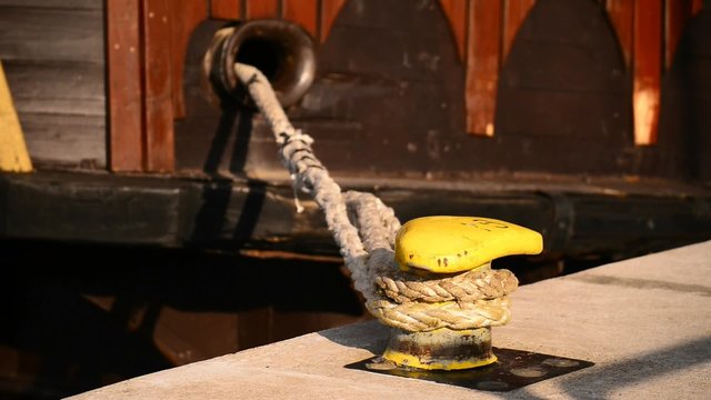 Poller im Hafen mit Festmacherleine 