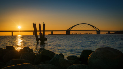 Fehmarnsundbrücke bei Sonnenuntergang - obrazy, fototapety, plakaty