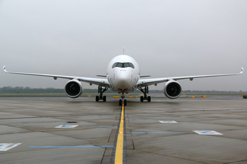Airbus A350 frontal - obrazy, fototapety, plakaty