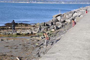 磯で遊ぶ子ども達