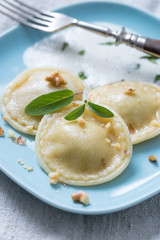 Vegane  Ravioli  an Salbeischaum