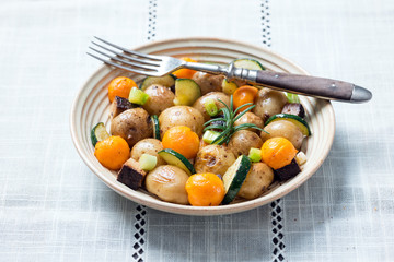 Kartoffel-Kürbis-Zucchini-Pfanne mit Räuchertofu