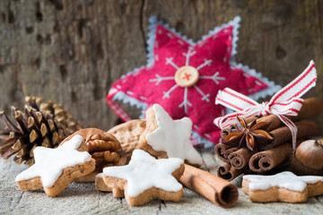 Zimtsterne und Gewürze