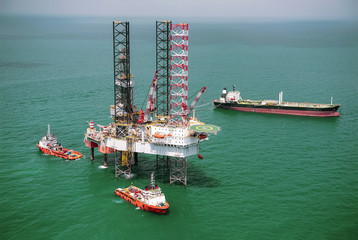 Offshore oil rig drilling platform/Offshore oil rig drilling platform in the gulf of Thailand 2015.