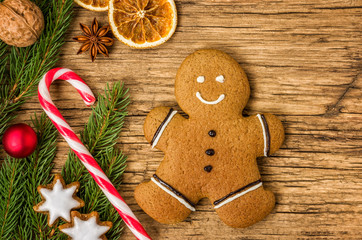 Weihnachtliche Dekoration mit Lebkuchenmann