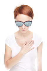 Red head woman with sun glasses / water reflection / holiday con