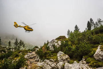 Fotobehang Helikopterredding, Punta Sorapiss, Dolomieten, Italië © Gorilla