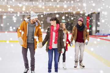 Fototapeta premium happy friends on skating rink