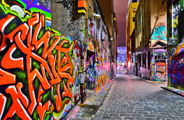 Blick auf farbenfrohe Graffiti-Kunstwerke in der Hosier Lane in Melbourne