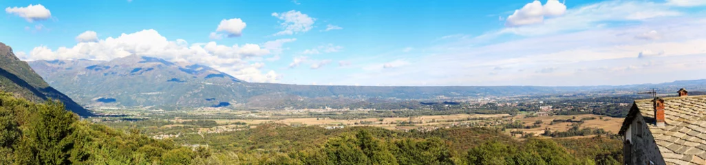 Poster Panoramisch uitzicht op de Serra van Ivrea, een lange heuvel gecreëerd tijdens de laatste ijstijd © Fabio Nodari