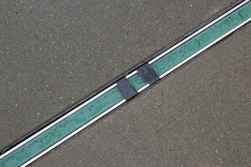 Fototapeta premium Grüner Glasstreifen in Betonfläche