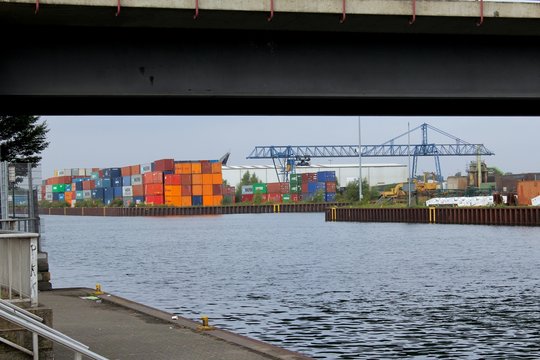 Bunte Container im Dortmunder Hafen