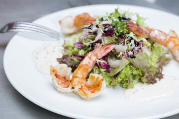 Gambas sur un lit de salade