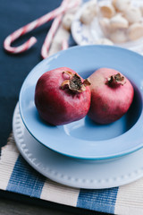 Гранат на голубой тарелке