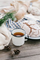 Кружка чая на столе