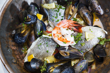Poêlée de moules, poissons et gambas 