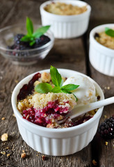 Blackberry crumble with oatmeal and almonds
