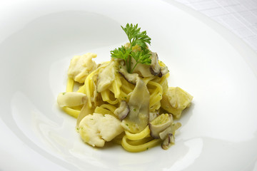 Tagliatelle pasta with scallops and porcini mushrooms